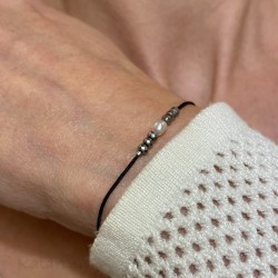 Bracelet with a white pearl