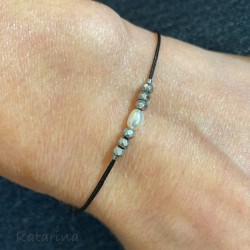 Bracelet with a white pearl