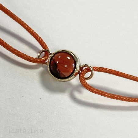 Gold bracelet with garnet