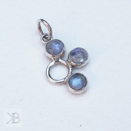 Silver pendant with a moonstone