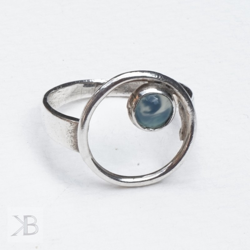 Ring with a circle with agate