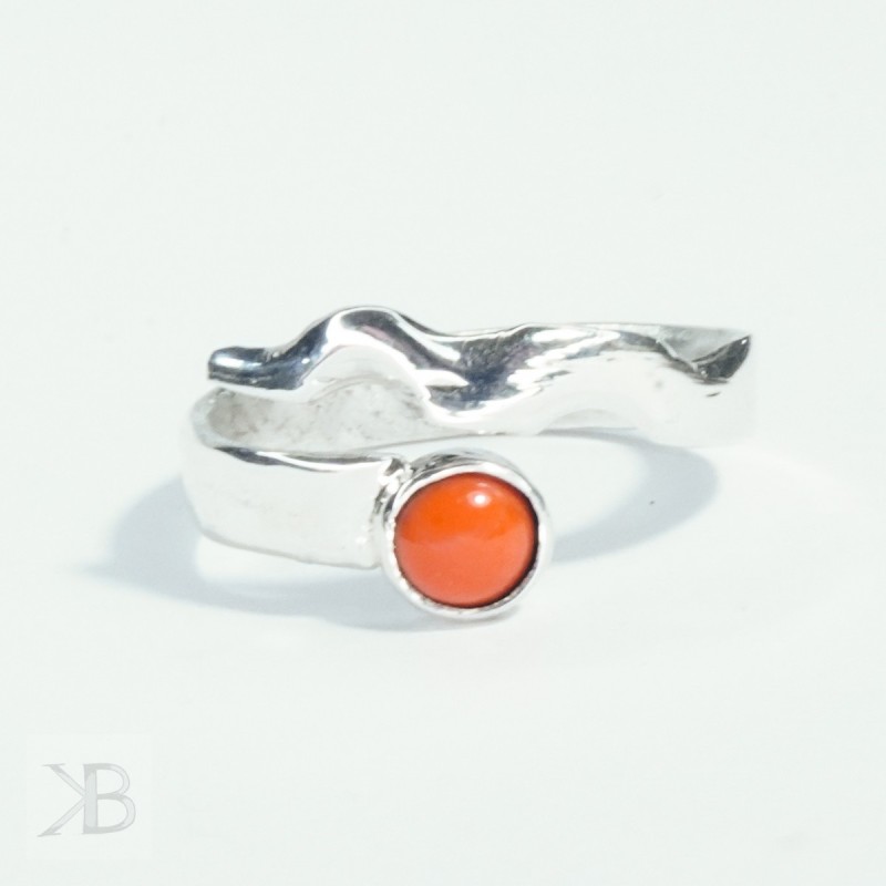 Srebrny pierścionek z koralem