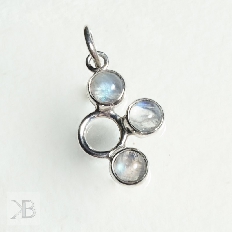 Silver pendant with a moonstone